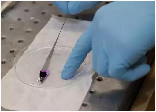 圖：碳纖維可以纏繞成堅固的導(dǎo)電線。像蜘蛛絲一樣，它有彈性和強壯。